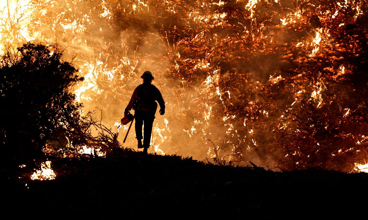 Incêndio na Califórnia já destruiu 42 residências