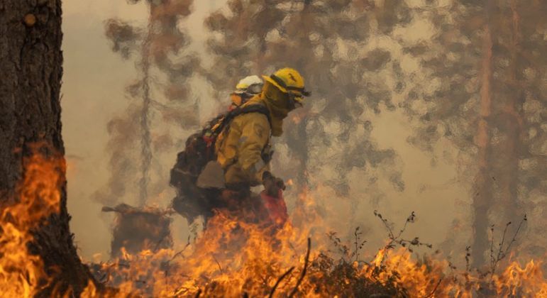 Fogo se espalha na Califórnia (EUA) e milhares de pessoas têm de deixar suas casas