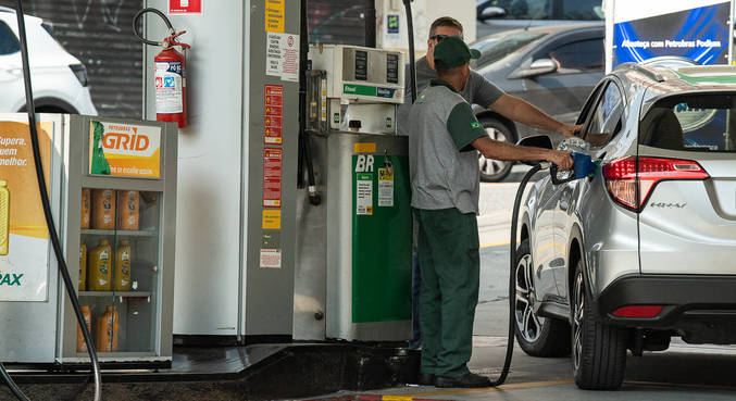 Preço médio do litro de gasolina no Brasil é de R$ 6,16, valor abaixo da média mundial