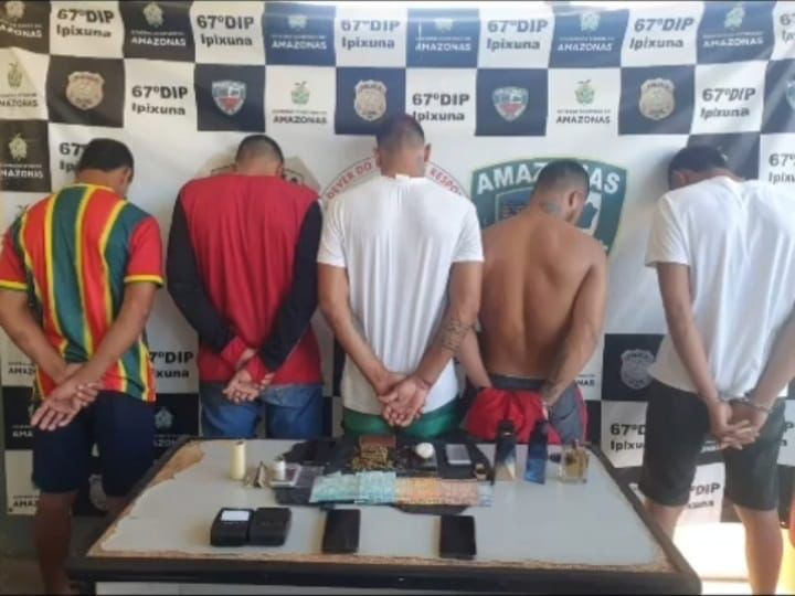 A polícia prendeu na manhã de sábado (09) membros de uma facção criminosa que atua no município Ipixuna, interior do Amazonas, por tráfico de drogas interestadual, associação para o tráfico e organização criminosa Segundo informações da polícia, os membros da facção foram designados para matar um procurador municipal e agentes de segurança pública. O inicio das investigações se deu após tentativas de homicídio contra um procurador municipal na madrugada do dia 6, onde teve sua casa invadida. O procurador acionou a polícia para tentar identificar os autores do crime. Após as investigações o juiz do município expediu os mandados de buscas e apreensão e mandados de prisão. Por volta das 6h de sábado (9), a polícia civil em conjunto com a polícia militar e a guarda municipal de Ipixuna, deram cumprimento aos mandados de prisão e busca e apreensão, em diversas áreas do município. Cerca de quatro mandados de prisão foram cumpridos e quatro de busca e apreensão. Nos locais, os membros foram flagranteados pelos crimes de tráfico de drogas, associação para o tráfico e organização criminosa. Foi encontrado 92 gramas de entorpecentes maconha, uma balança de precisão, R$ 827,00 reais, em espécie, um relógio e dois celulares. Os policiais informaram que os integrantes da facção já possuem passagem. Os infratores foram conduzidos até a delegacia para os procedimentos cabíveis.