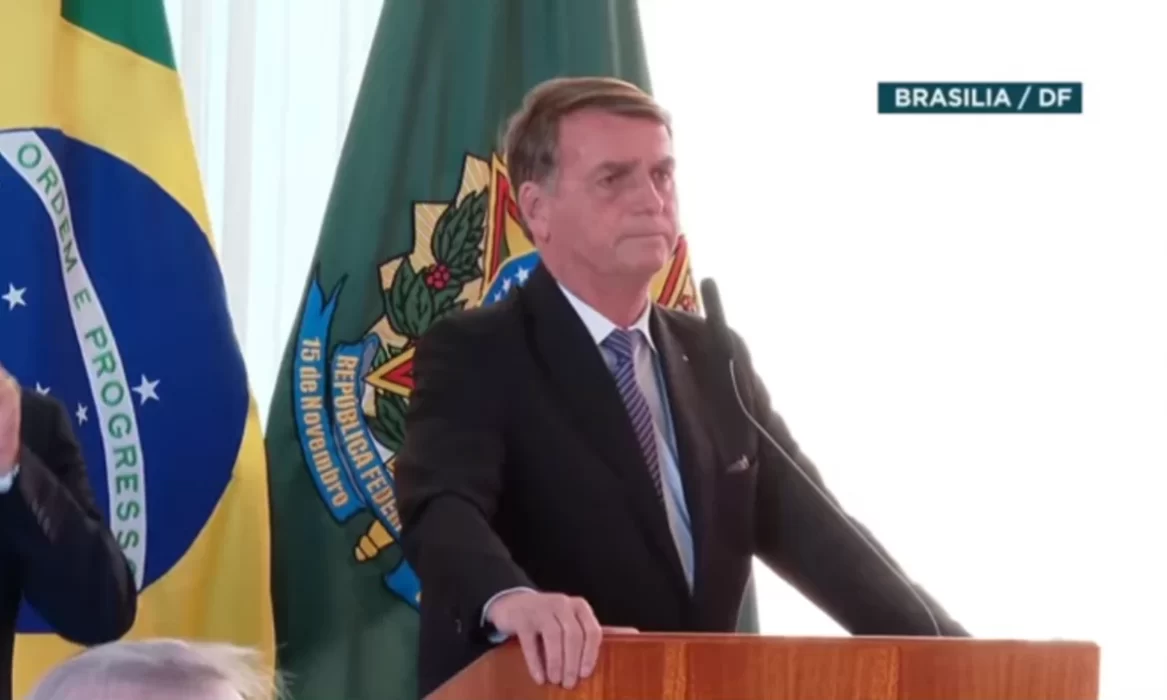 Em reunião com embaixadores, Bolsonaro faz novos ataques ao TSE e ministros