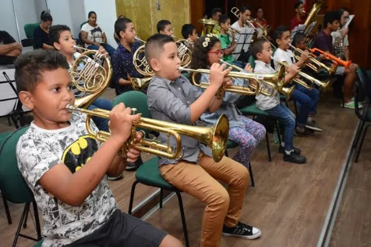 UEA oferta 80 vagas para crianças em cursos de música, em Manaus