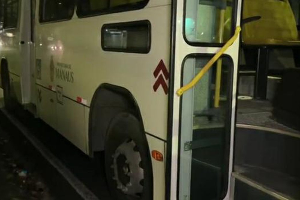 Assaltantes tocam terron nos passageiros do ônibus da linha 321