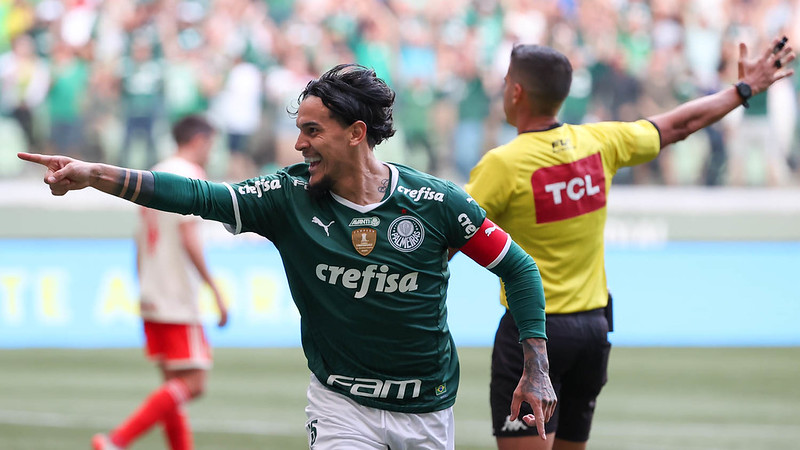 Palmeiras derrota Inter e segue líder do Brasileirão