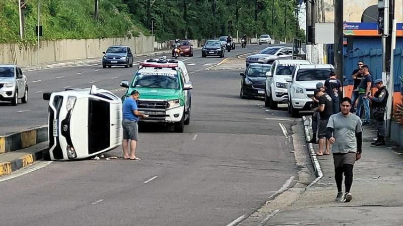 Carro atinge divisória de viaduto e tomba em frente ao Detran