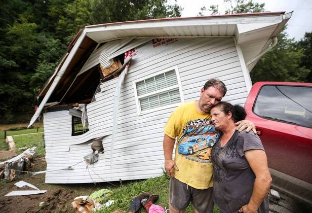 Tempestade destrói casas e deixa um rastro de destruição no Kentucky