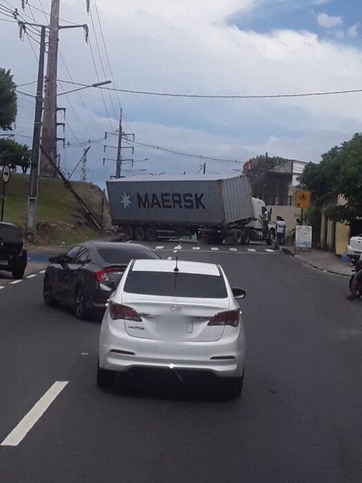 Carreta tomba no meio de avenida e deixa via interditada