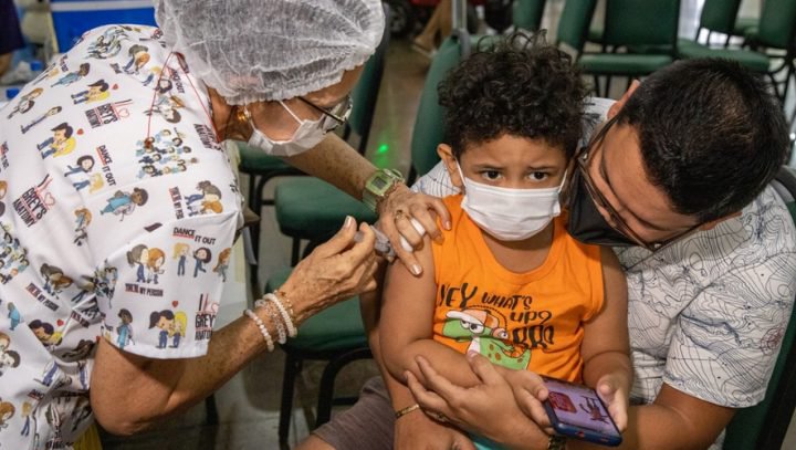Pais comemoram liberação da vacina contra a Covid para crianças de 3 e 4 anos em Manaus
