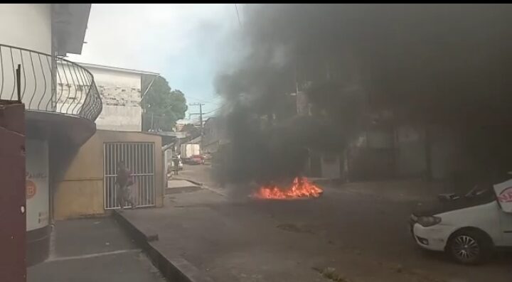 Moradores do Alvorada fazem protesto contra a Amazonas Energia