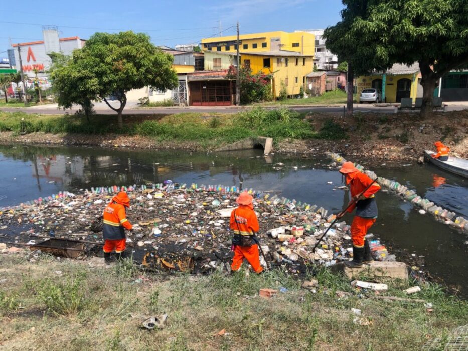 Prefeitura realiza mais uma ação de limpeza no igarapé da Cachoeirinha