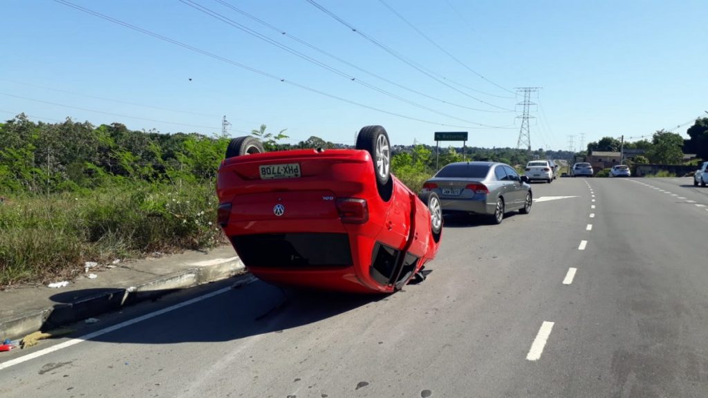 Carro capota na avenida das Torres