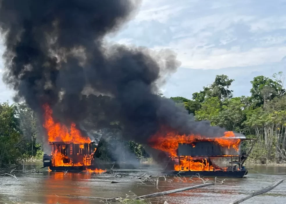 PF destrói 302 balsas de garimpo ilegal em operação no Amazonas