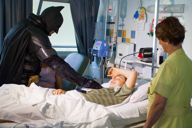 Batman brasileiro motiva pacientes com câncer a enfrentar tratamento