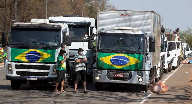 Caminhoneiros bloqueiam rodovias de pelo menos sete estados