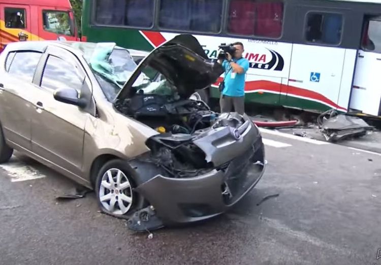 Três pessoas ficam feridas após colisão entre micro-ônibus e carro