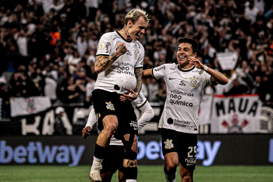 Corinthians bate o Coritiba e assume a vice-liderança do Brasileirão