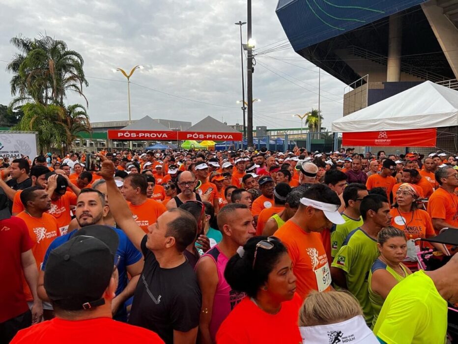 As ruas da capital amazonense amanheceram neste domingo (31) em tom de laranja. A cor foi a escolhida para o kit da corrida realizada pela Associação Amazonense do Ministério Público (AAMP) em comemoração aos 130 anos do Ministério Público do Amazonas (MPAM). Mais de mil pessoas participaram do evento esportivo, que teve como concentração a Arena Amadeu Teixeira. A programação oficial começou na quinta-feira (29/07) com a entrega de kits na loja Track & Field localizada no Manauara Shopping. Toda a estrutura do evento foi montada na frente da Arena Amadeu Teixeira, local histórico para a modalidade esportiva do Estado. Antes do raiar do dia, o local já estava tomado por corredores. A primeira largada ocorreu exatamente às 6h12, com o pelotão composto por pessoas que fazem uso da cadeira de rodas e pessoas com deficiência. Em seguida, foi dada a largada para os servidores do MPAM e público em geral. "Para nós da AAMP é uma alegria muito grande realizar um evento esportivo dessa magnitude, ainda mais em comemoração aos 130 do Ministério Público do Amazonas. Esta corrida entra para a história da nossa associação como um dos maiores eventos já realizados e também consolida essa data importante para o MP", destacou o presidente da AAMP, Promotor de Justiça Alessandro Samartin de Gouveia. Em pouco mais de uma hora, todos os participantes completaram com êxito os percursos. Todos foram só elogios para a organização desta que foi mais uma disputa de alto nível. Entre os corredores estava o jornalista e apresentador do programa Balanço Geral Manaus, da Record TV, Paulo Carneiro. "Foi uma prova muito bem organizada e eu estou muito feliz em participar dessa comemoração aos 130 anos do Ministério Público do Amazonas. A atividade física mantém o corpo em movimento, e isso é muito importante para a saúde mental e corporal". Todos os participantes foram monitorados com chips para controle do tempo e cumprimento do percurso, bem como colocação nas categorias. O Procurador-Geral de Justiça do Amazonas (PGJ), Alberto Rodrigues do Nascimento Júnior, enfatizou a promoção da saúde aos servidores e também à sociedade amazonense. "Essa corrida representa para toda a instituição, de comemoração aos 130 anos do MPAM, que a gente deve primar pela saúde e é isso que desejamos a todos, principalmente após essa pandemia de Covid-19, para que a gente possa transformar a nossa sociedade e fazer o melhor pelo próximo" Para os participantes da corrida o evento não deixou a dever aos grandes eventos esportivos em qualidade. O Prefeito de Manaus, David Almeida, participou como corredor do evento esportivo e falou sobre isso. "Eu prego a qualidade de vida através do esporte e essa iniciativa da AAMP se junta àquilo que nós pensamos. É muito importante a participação de órgãos, como o Ministério Público, para que a gente possa fomentar a prática esportiva. Eu parabenizo a organização da prova". A prova foi coordenada pela Endurance e teve como patrocinadores: Águas de Manaus; Pizza Go; Tambagrill; Base Seguros e Benefícios; Expertise Energia Solar, Stk Gastronomia & Bar; Nature corretora de seguros, Sindsemp-AM e Tpía assessoria empresarial