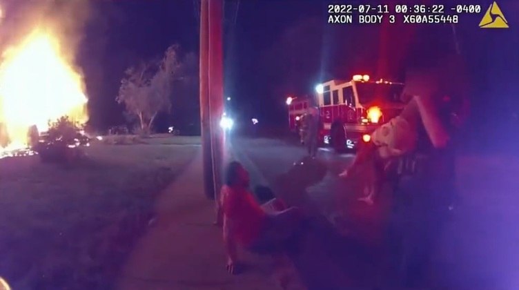 Entregador salva cinco crianças de casa em chamas nos EUA