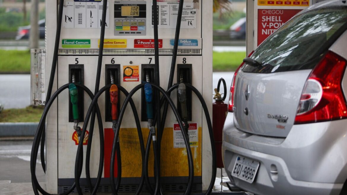 Preço da gasolina cai R$ 1,32 em um mês; veja a redução nos estados
