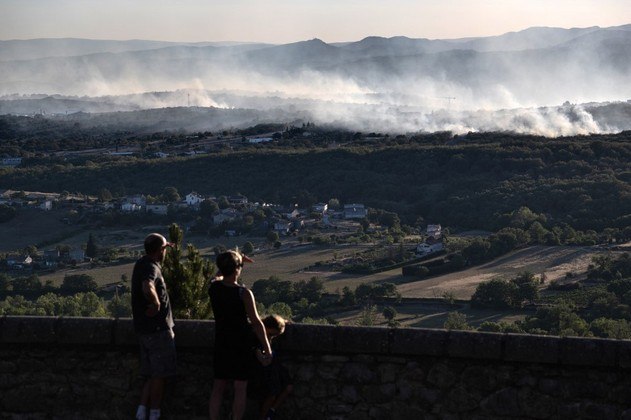 Incêndio queima 250 hectares de floresta e fere bombeiros na França