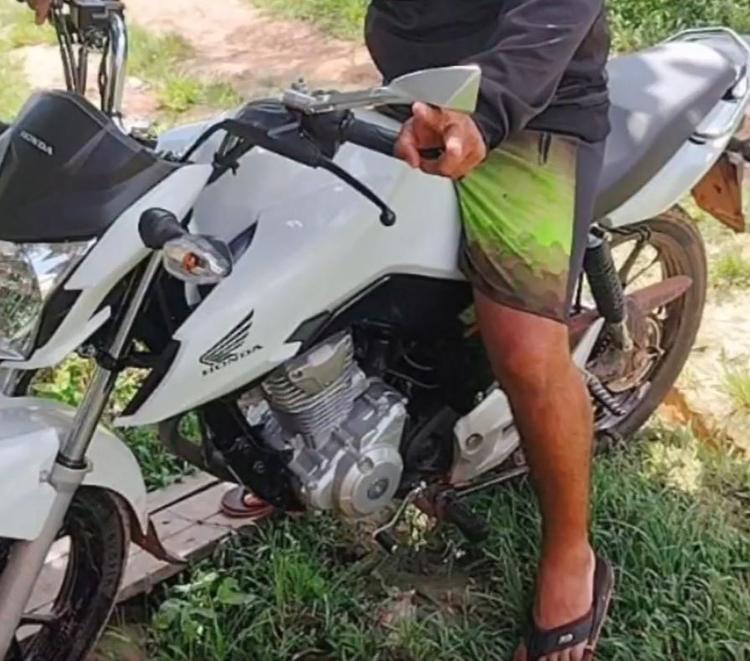 Mototaxista é feito refém e tem moto roubada no interior