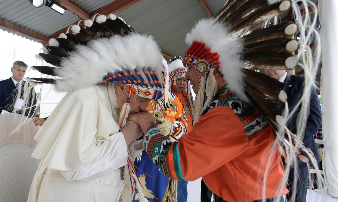 Papa pede desculpas no Canadá por "mal deplorável" causado por escolas