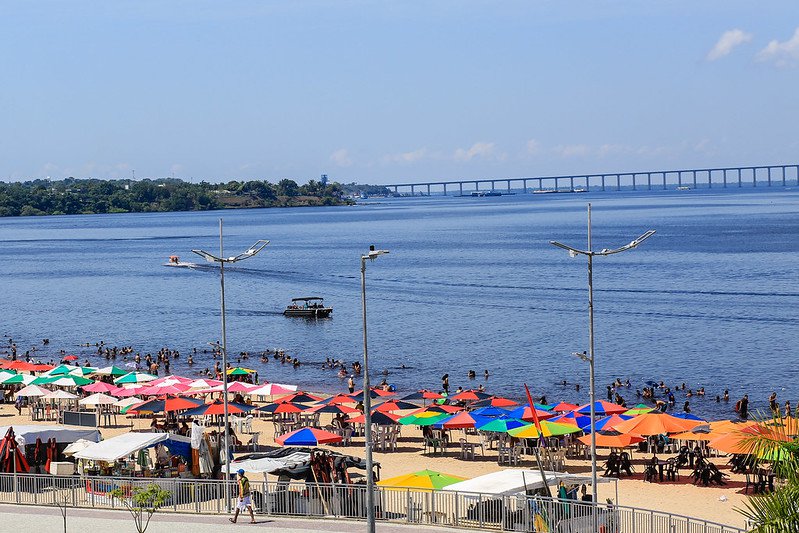 Prefeitura de Manaus alerta para distanciamento de embarcações na praia da Ponta Negra e reforça medidas de segurança