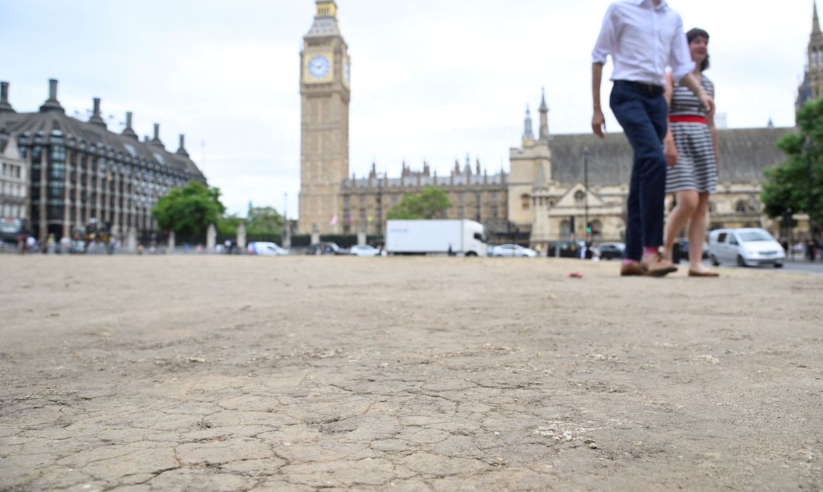 Milhões de britânicos enfrentam calor sem precedentes no país