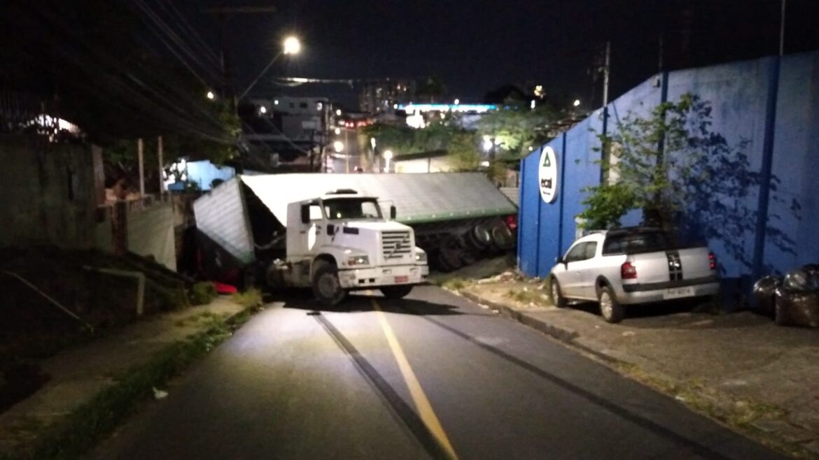 Carreta tomba ao descer ladeira no Aleixo