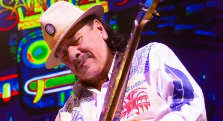 Sofrendo com o calor, Carlos Santana desmaia em pleno palco