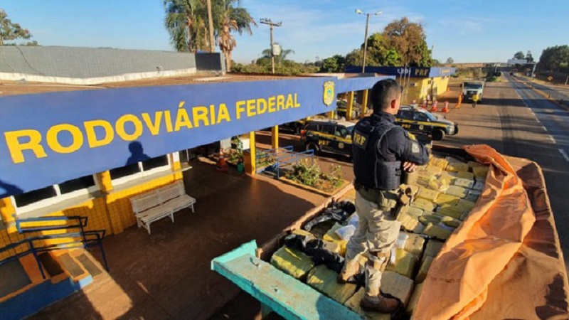 Caminhão com oito toneladas de maconha é apreendido pela PRF em Goiás