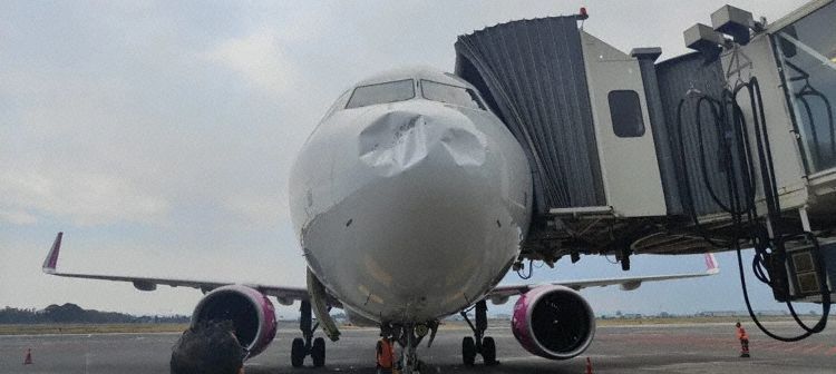 Tempestade de granizo danifica avião na Itália