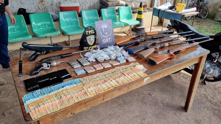 Suspeitos de homicídios são presos com armas, drogas e dinheiro no interior