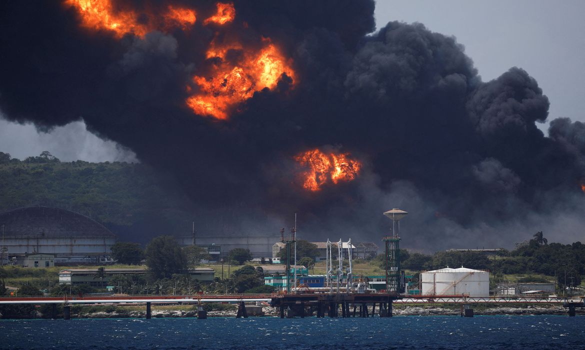 Cuba tenta controlar maior incêndio da história em tanque de petróleo