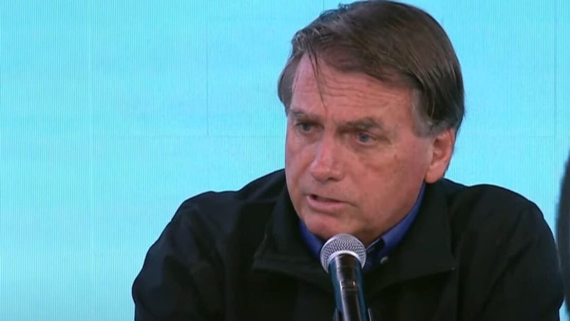 Bolsonaro usa fake news para dizer que Forças Armadas podem fechar seção eleitoral