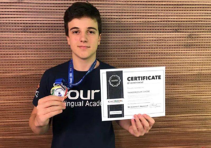 Brasileiro de 15 anos fatura medalha em olimpíada internacional de matemática