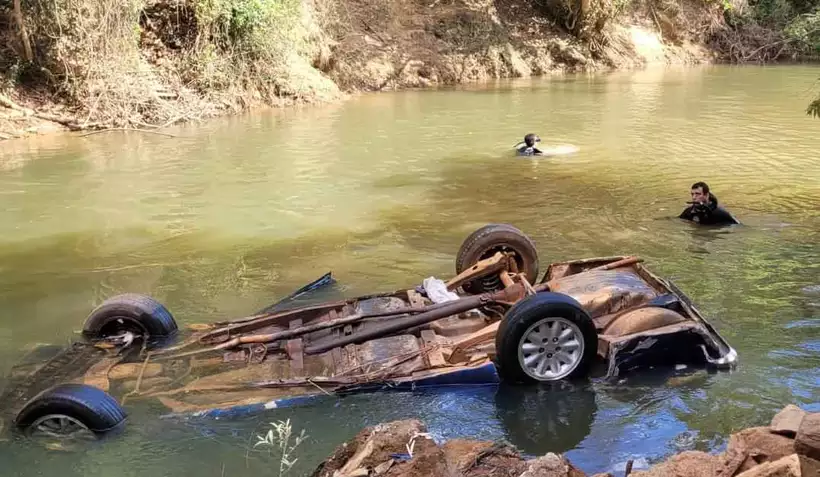 Mistério: opala cai em rio, e motorista não é encontrado