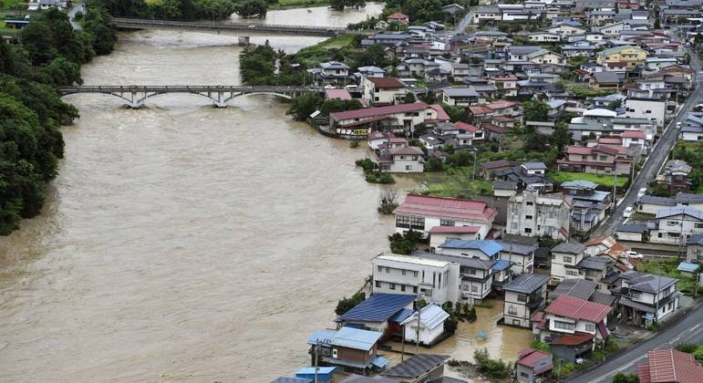 Governo do Japão pede que 200 mil pessoas deixem suas casas devido às fortes chuvas