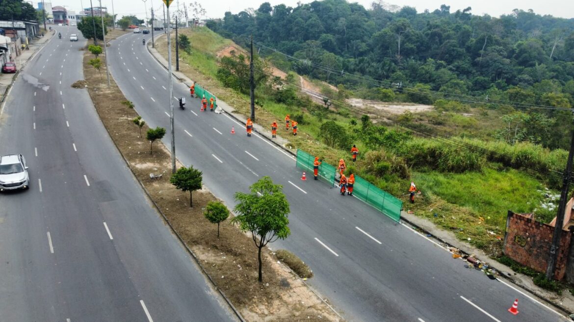 Grande ação de limpeza é realizada pela Prefeitura de Manaus na avenida Margarita