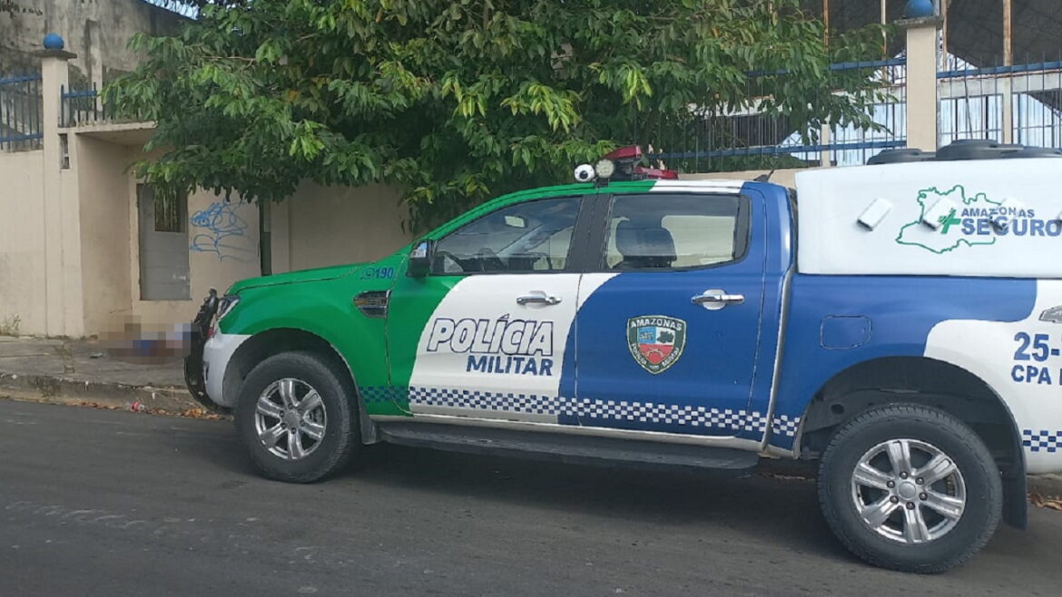 Moradores encontram corpo ao lado de escola