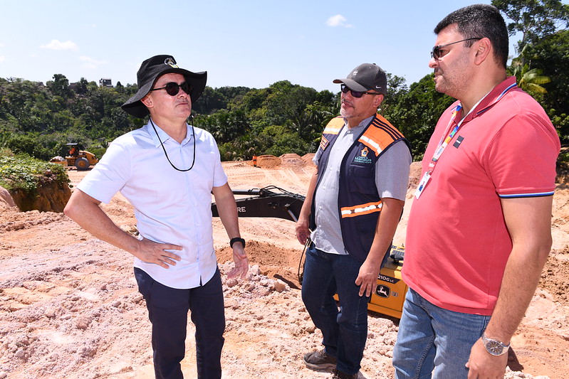 Prefeito David Almeida fiscaliza obras de contenção de erosão na zona Norte