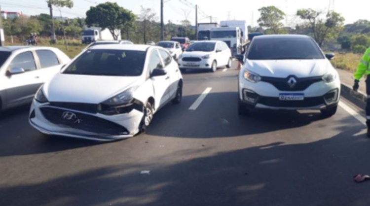 Motociclista e passageiro ficam feridos após colisão com carro na avenida das Torres