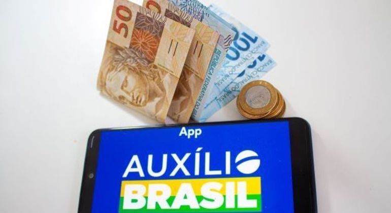 Governo edita decreto que autoriza empréstimo a beneficiários do Auxílio Brasil