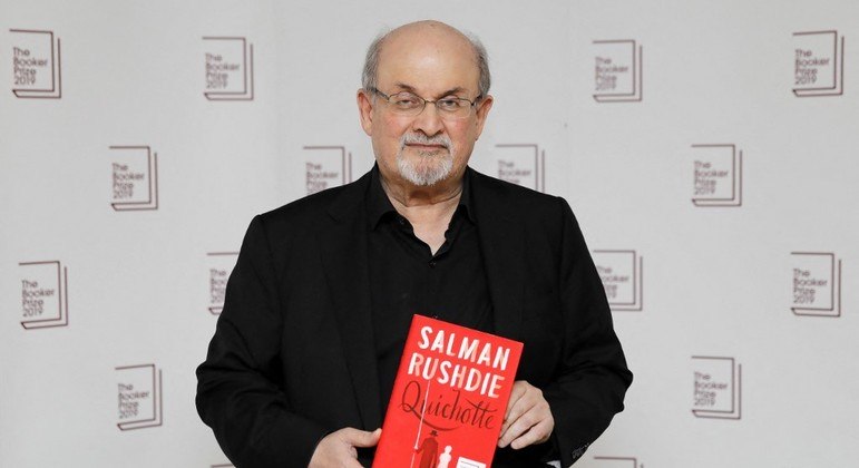 Escritor britânico Salman Rushdie é esfaqueado em evento no oeste de Nova York