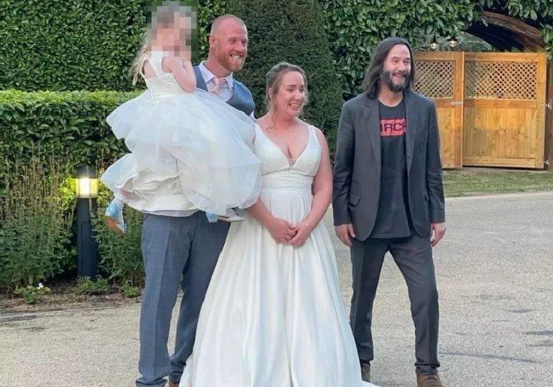 Keanu Reeves vai a casamento de fã desconhecido e encanta convidados