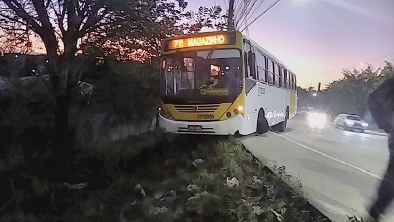 Barra de direção quebra e ônibus quase despenca de barranco em Manaus