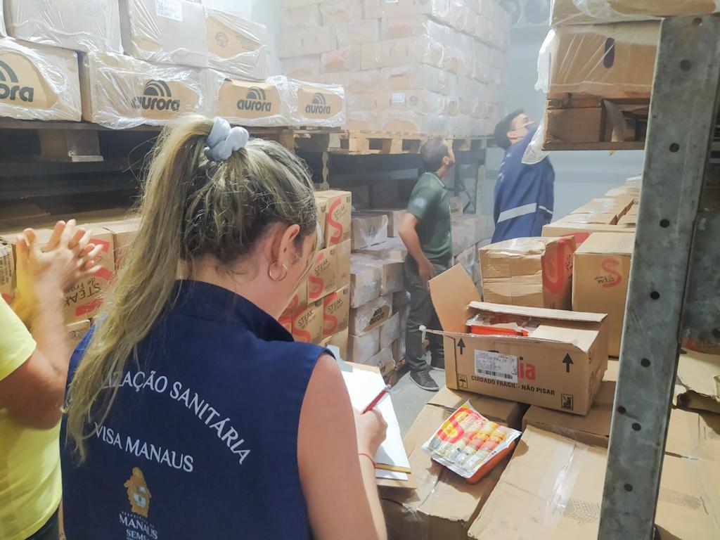 Visa Manaus apreende mais de 55 toneladas de mercadorias com validade vencida na zona Leste 