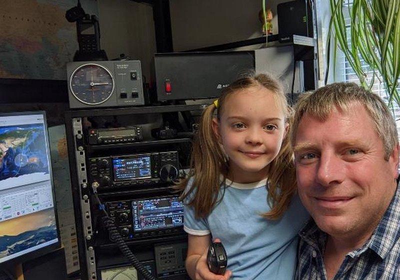 Menina de 8 conversa com astronauta em órbita pelo rádio amador do paiMenina de 8 conversa com astronauta em órbita pelo rádio amador do pai