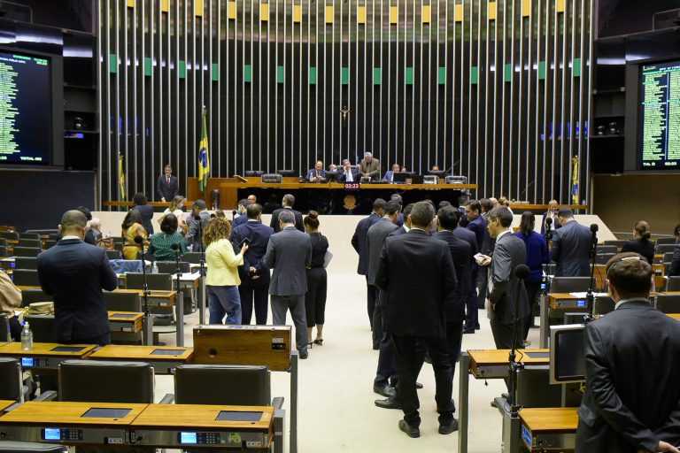 Câmara aprova pena maior para furto e roubo durante calamidade ou pandemia; acompanhe