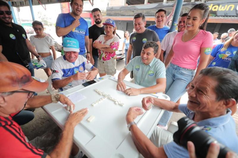 Wilson Lima é recebido com carinho por moradores do bairro Alvorada, neste domingo (21)